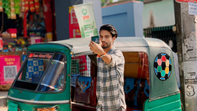 মৌলভীবাজারের এক সিএনজি চালক যেভাবে সোশ্যাল মিডিয়া থেকে ২৪ হাজার টাকা আয় করলেন!