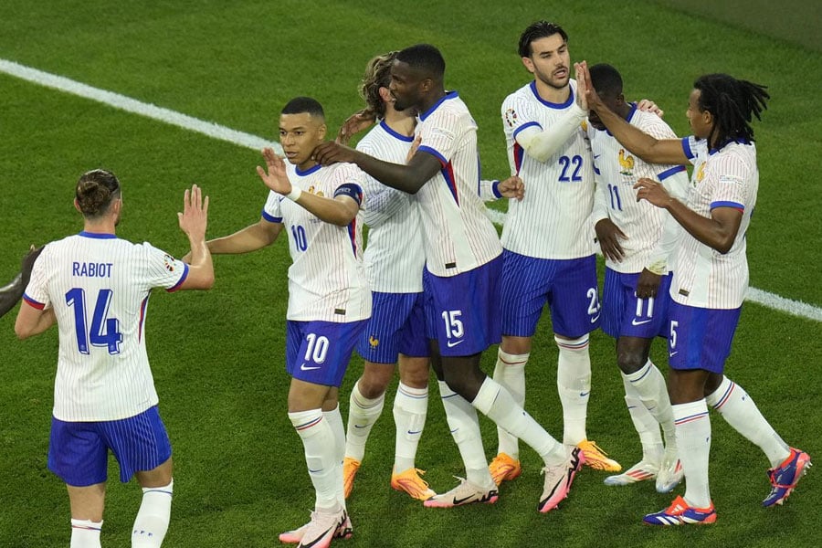 অস্ট্রিয়ার বিপক্ষে আত্মঘাতী গোলে জিতলো ফ্রান্স